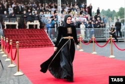 Министр культуры Чеченской Республики Айшат Кадырова во время открытия фестиваля народного творчества "Беноевская весна-2022" в селе Беной Ножай-Юртовского района. Фото ТАСС