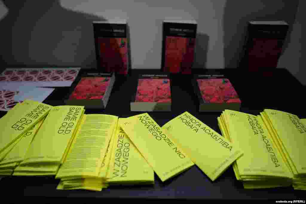 Книги и брошюры с информацией о выставке и заключенных