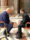 Президент США Дональд Трамп и президент Украины Владимир Зеленский во время встречи в соборе Святого Петра в Риме, 26 апреля 2026 года
