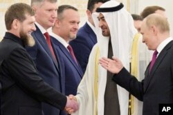 Президент России Владимир Путин и президент Объединенных Арабских Эмиратов шейх Мухаммед бен Заид Аль Нахайян приветствуют главу Чечни Рамзана Кадырова в Большом Кремлевском дворце в Москве, Россия, 7 августа 2025 года. Фото Sputnik/AP