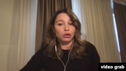 Жанна Немцова во время интервью