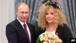 Архивное фото AP: президент России Владимир Путин и российская поп-певица Алла Пугачева на церемонии награждения в Кремле в Москве, Россия, 22 декабря 2014 года