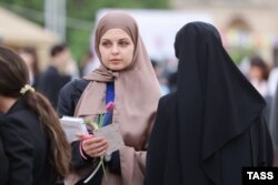 Женщины посещают международный фестиваль мусульманского образа жизни Wandi Bazar Visit Chechnya на площади Ахмата Кадырова, 3 мая 2024 года. Фото ТАСС