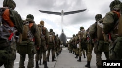 Российские десантники перед посадкой в ​​транспортный самолет Ил-76 во время учений "Запад-2021", проводимых вооруженными силами России и Беларуси на аэродроме в Калининградской области, Россия, 13 сентября 2021 года. Фото Reuters