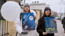 Белорусы в Вильнюсе провели акцию у посольства Беларуси: они призвали Минск не "терроризировать" соседей метеозондами