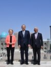 Глава Европейской комиссии Урсула фон дер Ляйен, премьер-министр Узбекистана Абдулла Арипов и председатель Европейского совета Антониу Кошта на площади Регистан в Самарканде в преддверии саммита ЕС — Центральная Азия. 3 апреля 2025 года