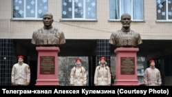 Бюсты Ивана Коковина (слева) и Майкла Глосса во дворе школы №115, Донецк (телеграм-канал Алексея Кулемзина)