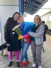 Наталья Шило (посредине) на вокзале Киева после возвращения из плена