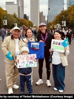 Ербол Молдажанов (второй справа) со своей семьей